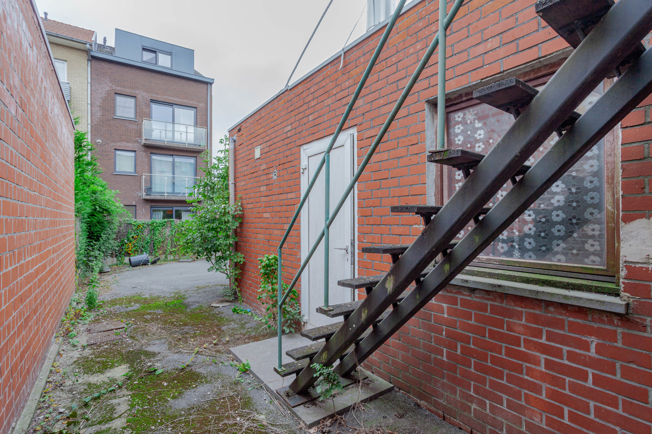 Ruim appartement met terras + handelsruimte met buitenruimte - foto 5
