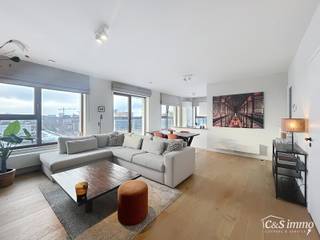 Verzorgd volledig ingericht hoekappartement op de 8e verdieping met een open uitzicht op het MAS en over de Leie. Inkomhal met vestiairekast en apart toilet. Ruime woon- en eetkamer op parketvloer (ca. 36m²) welke toegang geeft tot het overdekte terras. Op het terras geniet u van 's middags tot 's avonds van de zon en het open uitzicht. Ingerichte open keuken met eiland afgewerkt met een marmeren werkblad. De keuken is voorzien van koelkast met diepvries, inductiekookplaat, dampkap, combi-oven en vaatwasmachine. Aparte berging met aansluiting wasmachine en droogkast. Via de nachthal welke voorzien is van maatkasten gaat u naar de 2 Slaapkamers (ca. 15 - 12m²) tevens op parket met een open uitzicht over de Leien. Ingerichte badkamer met douche, dubbel badkamermeubel en toilet. 3 Fietsenplaatsen inclusief. Individuele meters, individuele cv installatie op gas. Het appartement is volledig in detail bemeubeld zoals afgebeeld op de foto. Het gebouw beschikt over een gemeenschappelijke orangerie.<br />Huur ondergrondse autostaanplaats 135 euro.