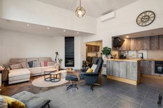 <p><strong>Zeer ruime woning met 3 slaapkamers en grote polyvalente ruimte in een rustige woonwijk.</strong></p>
<p><strong>BEKIJK ZEKER ONZE (VIRTUELE) GRONDPLANNEN EN ATTESTEN VOOR DE INDELING EN EXTRA INFORMATIE.</strong></p>
<p>Bent u op zoek naar een ruime gezinswoning met tal van mogelijkheden? Dan is deze energiezuinige woning in een rustige woonwijk te Mechelen zeker een bezoek waard. Met een bruikbare oppervlakte van maar liefst 305 m², drie slaapkamers, een grote polyvalente ruimte en diverse recente renovaties biedt deze eigendom een uitzonderlijke combinatie van ruimte, comfort en flexibiliteit. Dankzij de uitstekende ligging nabij winkels, scholen, openbaar vervoer en de E19/A12 geniet u bovendien van een vlotte verbinding richting Antwerpen en Brussel.</p>
<p><strong><span>ALGEMENE KENMERKEN:</span></strong></p>
<ul>
<li>Energiezuinige woning met een bruikbare oppervlakte van 305 m²</li>
<li><span>3 slaapkamers</span></li>
<li>Grote polyvalente ruimte, ideaal voor zelfstandigen, hobbyruimte, atelier of kangoeroewonen</li>
<li>Recente renovaties: ramen, badkamer, gevel, dakisolatie, zonnepanelen, thuisbatterij en airconditioning</li>
<li>Mogelijkheid om het dakterras verder af te werken en volledig naar eigen smaak in te richten</li>
<li>Rustige ligging nabij winkels, scholen, openbaar vervoer, E19/A12 en met een vlotte verbinding naar Antwerpen en Brussel</li>
</ul>
<p><strong><span>TECHNISCHE KENMERKEN:</span></strong></p>
<ul>
<li>Gunstige EPC-score: 149 kWh/(m²/jaar) – Label B</li>
<li><span>Elektrische installatie conform AREI</span></li>
<li><span>Asbestveilig</span></li>
<li><span>Verwarming op aardgas via radiatoren</span></li>
<li><span>16 zonnepanelen – 7.120 Wp</span></li>
<li><span>Thuisbatterij van 10 kWh</span></li>
<li><span>Airconditioning (verwarmen/koelen)</span></li>
</ul>
<p><strong><span>INDELING:</span></strong></p>
<p><u><span>Gelijkvloers</span></u></p>
<ul>
<li>Ruime inkomhal met apart gastentoilet en vestiaire</li>
<li><span>Ruime en lichtrijke leefruimte</span></li>
<li>Open keuken met aansluitende berging/wasplaats</li>
<li><span>Eetkamer</span></li>
<li>Badkamer met inloopdouche, lavabo en toilet</li>
<li>Dubbele garage / atelier / hobbyruimte met elektrische poorten</li>
</ul>
<p><u><span>Eerste verdieping</span></u></p>
<ul>
<li><span>Master bedroom (25 m²)</span></li>
<li><span>Tweede slaapkamer (14 m²)</span></li>
<li><span>Derde slaapkamer (11 m²)</span></li>
<li><span>Toegang tot het dakterras</span></li>
</ul>