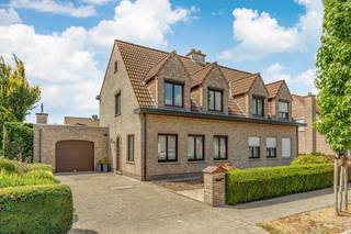 (Grondplannen en EPC zijn terug te vinden bij "Documenten" op de Wellimmo-website!<strong>)<br /><br />Algemeen</strong><br />Deze verzorgde halfopen woning uit 1992 staat op een perceel van 336 m² en biedt een bewoonbare oppervlakte van 168 m², zolder en garage niet meegerekend. De woning werd altijd zeer goed onderhouden en is dus meteen klaar om te betrekken. Met een EPC-label B (196 kWh/m² per jaar) en zonnepanelen op het dak scoort ze bovendien energetisch sterk.<br /><br /><strong>Ligging</strong><br />De woning ligt aan de Fazantenlaan in Melsele, een erg gegeerde doodlopende straat waar je enkel buurtverkeer hebt. In deze rustige, kindvriendelijke buurt ligt een speelpleintje om de hoek, zodat de kinderen veilig buiten kunnen spelen. Het centrum van Melsele, met zijn winkels en voorzieningen, ligt vlakbij. <br /><br /><strong>Indeling</strong><br />Via de oprit kom je aan bij de inkom met vestiaire en apart toilet. Van daaruit bereik je de ruime en lichte woonkamer met zit- en eetgedeelte, waar grote schuiframen uitkijken op de tuin. Daar sluit een overdekt terras met glazen dak aan, ideaal om ook bij minder mooi weer buiten te tafelen. De volledig geïnstalleerde keuken heeft voldoende kast- en werkruimte en plaats voor een ontbijttafel. Op het gelijkvloers ligt ook de garage met automatische sectionaalpoort. Die biedt naast een parkeerplaats ook ruimte voor een werkhoek en is voorzien van aansluitingen voor wasmachine en droogkast.<br />Een houten trap brengt je naar de eerste verdieping. Daar vind je drie volwaardige slaapkamers en de badkamer met ligbad, toilet en lavabo. Helemaal bovenaan ligt een ruime zolder die extra bergruimte biedt.<br />De aangelegde tuin is goed onderhouden en zeer groen, met een terras, grindpaden en een gezellige zithoek tussen het groen. <br /><br /><strong>Troeven</strong>
<ul>
<li>Bewoonbare oppervlakte van 168 m² op een perceel van 336 m²</li>
<li>Rustige ligging in een gegeerde doodlopende straat in Melsele</li>
<li>Kindvriendelijke buurt, vlakbij een speelpleintje en het centrum</li>
<li>Drie volwaardige slaapkamers en een ruime zolder</li>
<li>Volledig geïnstalleerde keuken</li>
<li>Overdekt terras en verzorgde tuin</li>
<li>Garage met automatische poort en aansluitingen voor wasmachine en droogkast</li>
<li>EPC-label B en zonnepanelen</li>
<li>Altijd zeer goed onderhouden, instapklaar</li>
</ul>
<br />Interesse of een bezoek inplannen?<br />Wellimmo | info@wellimmo.net | 03 225 00 68