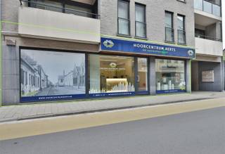 Trendy winkelpand / kantoorruimte te koop in het centrum van Zele In het hart van Zele bieden wij dit prachtig en instapklaar handelspand aan perfect...