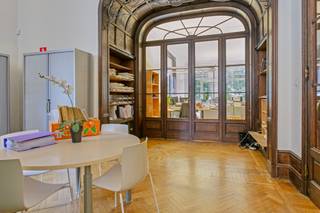 Statig gebouw op residentiële locatie nabij Albertpark<br /><br />Voormalig herenhuis uit 1900 in Neorégencestijl met een monumentale façade is afgewerkt met mansardedak en witte natuursteen en herbergt momenteel royale kantoorruimtes. E<span>en golvend balkon met consoles en sierlijke smeedijzeren borstwering sieren de gevel.</span><br /><br />Dubbele houten deur geeft toegang tot het eigendom. Een centrale trapzaal met prachtige lichtinval via de lichtkoepel verbindt de verscheidene vertrekken. Het originele schrijnwerk in combinatie met parketvloeren en hoge plafonds geven authenticiteit en eigenheid. Twee ruime aaneensluitende kamers worden verbonden door een majestueuze openslaande deur met glazen invulling, voorzien van ijzeren smeedwerk en ingebouwde opberging. Grote raampartijen in de achterkamer bieden zicht op volgroeide bomen en toegang tot de buitenruimte. <br />Vervolgens leidt de trap naar de verdiepingen die telkens onderverdeeld zijn in verschillende kantoren en voorzien van sanitair. Authentieke elementen werden behouden. <br /><br />Het gebouw is tevens volledig onderkelderd. <br /><br />Er bevinden zich ruime parkeerfaciliteiten op het terrein. Het perceel is afgesloten door middel van een smeedijzeren inrijpoort met natuurstenen pijlers. <br /><br />Het gebouw is gelegen nabij verscheidene invalswegen met goede ontsluiting van en naar de stad met de wagen en openbaar vervoer.
