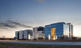 Het gebouw 151B dateert van 2002 en is volledig opgetrokken op basis van een glasgordijnen gevel. Het kantoorgebouw biedt een grote visibiliteit...