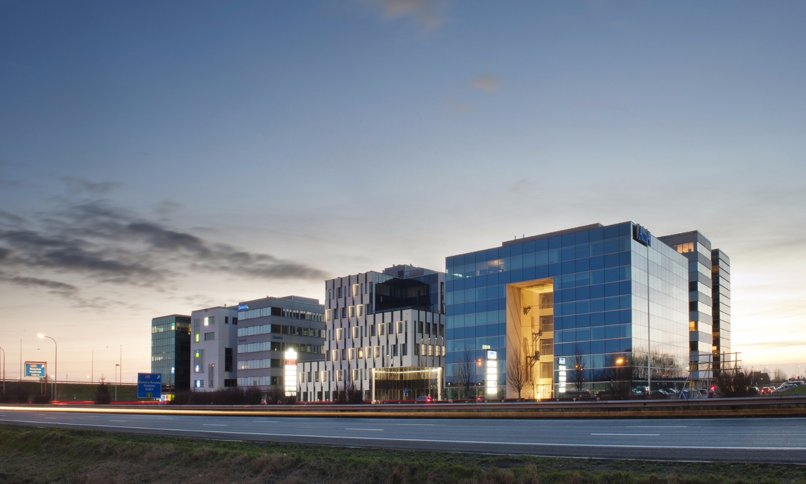 <p><strong><span><span>Kantoorruimte 266 of 532m2 met grote visibiliteit!</span></span></strong></p> - foto 1