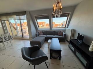 Mooi gemeubeld appartement gelegen in de Duinenstraat aan de achterzijde van de residentie Zuiderbries II.Via de inkomhall met apart toilet kom je in...