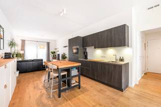 <p>OPEN HOUSE ZATERDAG 9 MEI OM 13U. <br />SCHRIJF U IN VIA DEZE KNOP OF DOOR ONS TE CONTACTEREN OP 03/227 06 36 - WELCOME@DEMEESTER.EU</p>
<p>De leefruimte sluit naadloos aan op een royaal zonneterras, ideaal om te ontspannen of gezellig te tafelen in alle rust. De twee volwaardige slaapkamers bieden voldoende ruimte voor zowel een gezin, een thuiskantoor of gastenverblijf.</p>
<p>Dit appartement combineert een degelijke afwerking met energiezuinige voorzieningen, wat resulteert in een aangenaam wooncomfort én lagere energiekosten. Gelegen in een dynamische buurt met tal van restaurants, winkels en recreatiemogelijkheden binnen handbereik, vormt dit de perfecte uitvalsbasis voor wie houdt van stadsleven met een vleugje luxe.</p>
<p>Een unieke kans voor wie op zoek is naar een instapklaar appartement op een toplocatie.</p>