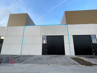 Nieuwbouw KMO-unit met een oppervlakte van +/- 178 m² en 2 privatieve parkeerplaatsen te huur. Fantastisch gelegen langs de Kwadestraat in de...