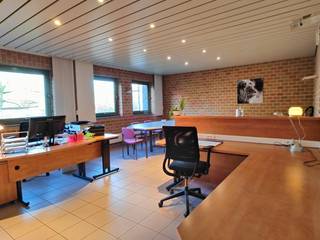 Ontdek deze kantoorruimte van 60m² in het bruisende centrum van Ardooie. Gelegen op het 1e verdiep, inclusief kleine keuken, aparte inkomhal met toilet en een extra ruime zolderruimte bereikbaar via zolderluik. Maak jij van deze kantoorruimte jouw professionele thuisbasis?<br /><br />Totale oppervlakte: 80m²<br />Faciliteiten: Keuken, inkomhal, toilet<br />Locatie: Centrum Ardooie, 1e verdiep + zolder<br />Onmiddellijk beschikbaar.<br />Neem contact op voor een bezichtiging.<br />wouter@opt-immo.be of 051/74.80.74