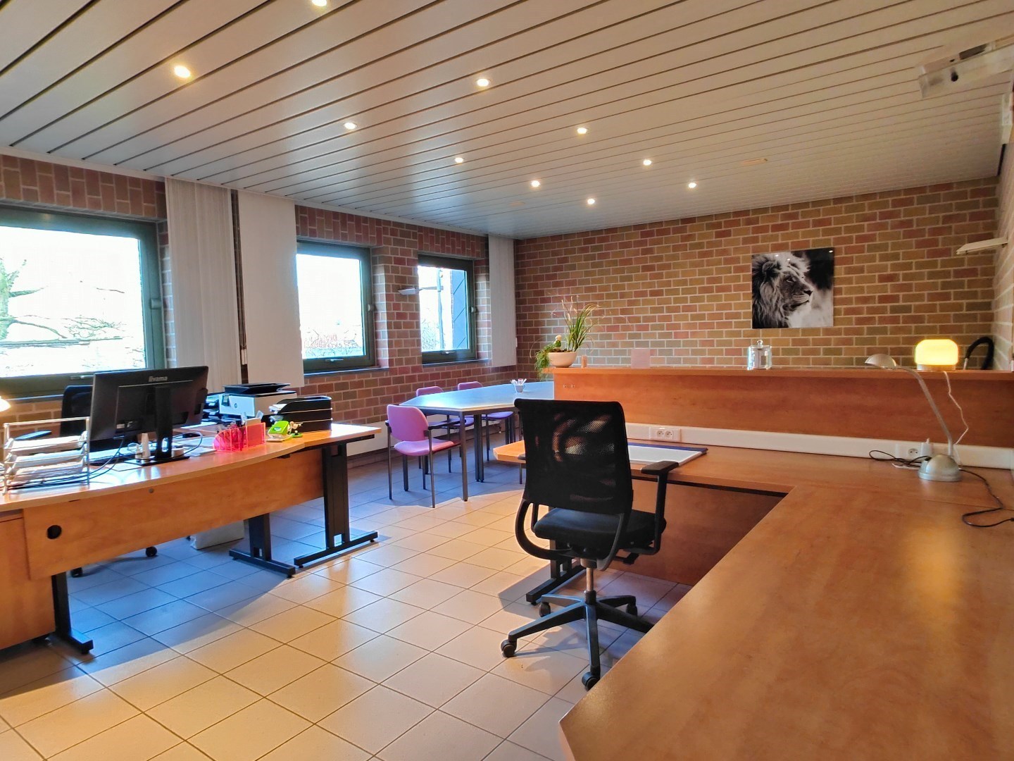 Kantoorruimte op het 1e verdiep te huur in het centrum van Ardooie - foto 2