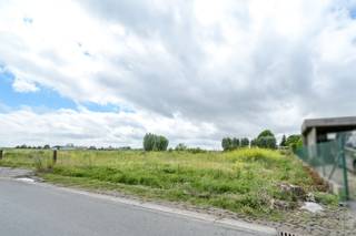 Ontdek de unieke kans om uw droomwoning te realiseren op een schitterend perceel bouwgrond aan de Ruyterhoekstraat 8 in Kortemark. Met maar...