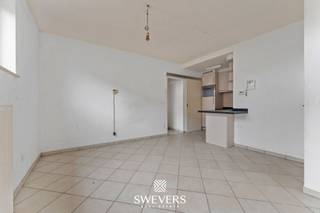 Interesse? Meer informatie op www.SWEVERS.be. - Welkom in de Zwarte Duivelsstraat 10 bus 1.6 in Halen, waar comfortabel wonen en een centrale ligging hand in hand gaan. Dit appartement op de eerste verdieping bevindt zich in het hart van de stad en vormt een uitstekende opportuniteit voor wie betaalbaar wil wonen of slim wil investeren. Hier woont u op wandelafstand van alles wat het dagelijkse leven aangenaam maakt.<br /><br />Het appartement werd gebouwd in 2007 en beschikt over een bewoonbare oppervlakte van 42 m². De indeling is compact maar functioneel, met een aangename living van 17 m² die baadt in natuurlijk licht. Dit is de plek waar u na een drukke werkdag tot rust komt. Waar u vrienden ontvangt. Of gewoon geniet van een rustige avond in uw eigen stek.<br /><br />Aansluitend vindt u de keuken van 4 m². Praktisch ingericht en klaar om volledig naar uw eigen smaak opgefrist te worden. Vandaag biedt ze alles wat u nodig heeft, morgen kan dit uw stijlvolle, hedendaagse kookruimte zijn. Met enkele gerichte ingrepen creëert u hier een eigentijds geheel dat perfect aansluit bij uw woonwensen.<br /><br />De slaapkamer van 8 m² biedt voldoende ruimte voor een comfortabel bed en kastruimte. Een gezellige cocon waar u elke ochtend ontspannen ontwaakt. <br /><br />De badkamer vervolledigt het geheel en beschikt over de nodige voorzieningen. <br /><br />Het appartement is volledig op te frissen, wat betekent dat u de unieke kans krijgt om het volledig naar uw hand te zetten. Geen compromissen, maar een inrichting die perfect bij u past. Dit is een ideale starterswoning of een interessante investering met meerwaarde op termijn.<br /><br />Comfort is verzekerd dankzij de aanwezigheid van een lift in het gebouw. Dat maakt het appartement niet alleen toegankelijk, maar ook toekomstgericht. Jong of iets minder jong: hier woont u zorgeloos op de eerste verdieping.<br /><br />De ligging is zonder twijfel een van de grootste troeven. U bevindt zich in het centrum van Halen, met winkels, horeca en andere voorzieningen op amper 5 tot 300 meter afstand. Even snel boodschappen doen of gezellig iets gaan eten? U wandelt er gewoon naartoe.<br /><br />Ook praktisch scoort deze locatie bijzonder sterk. Scholen bevinden zich op slechts 500 meter, openbaar vervoer op 150 meter. Bovendien ligt de E314 op amper 3,3 kilometer, wat zorgt voor een vlotte verbinding naar omliggende steden. Ideaal voor pendelaars die rustig willen wonen maar toch mobiel willen blijven.<br /><br />Voor wie graag ontspant in het groen ligt het Schulensmeer op slechts 2,5 kilometer. Denk aan zonnige wandelingen, fietstochten of een ontspannen namiddag aan het water. Hier combineert u het gemak van het stadscentrum met de rust van de natuur in de nabije omgeving.<br /><br />Bent u op zoek naar een betaalbaar appartement met potentieel, op een topligging in Halen? Dan is dit een buitenkans. Met de juiste opfrissing creëert u hier een eigentijdse woonplek of een rendabele investering voor de toekomst. Plan vandaag nog uw bezoek en ontdek zelf de mogelijkheden die dit appartement te bieden heeft. Wij van Swevers Real Estate helpen je maar al te graag verder. tel. 011 255 155. Bron bewoonbare oppervlakte: EPC-verslag.