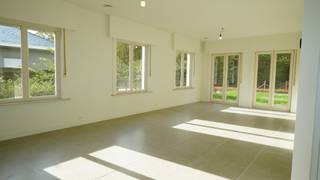 Gelegen in het rustige Waasmunster bevindt zich deze volledig gerenoveerde bungalow, die comfort, stijl en praktisch wonen perfect combineert. Bij...