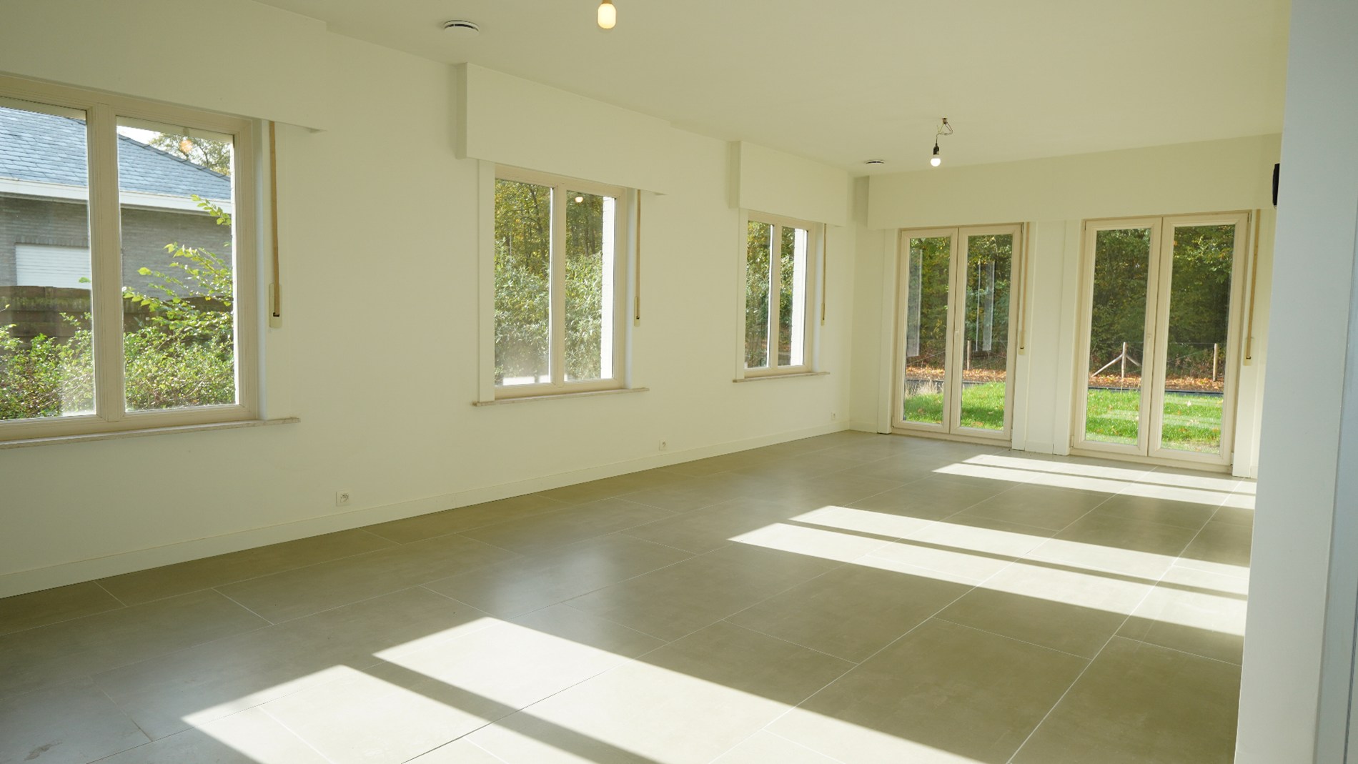 Volledig gerenoveerde bungalow met tuin en dubbele garage te Waasmunster - foto 2