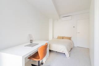 <span><strong>**Moderne flatjes op toplocatie in Leuven**</strong></span><br /><br />In de <strong>Vital Decosterstraat</strong>, om de hoek van het Ladeuzeplein, bevindt zich deze exclusieve residentie met <strong>vijf volledig ingerichte appartementen</strong> die luxe en comfort moeiteloos combineren. Dankzij de centrale ligging zijn het station, de Grote Markt, het Ladeuzeplein, winkels, restaurants en tal van andere voorzieningen allemaal op wandelafstand bereikbaar. Alles wat Leuven te bieden heeft, ligt dus om de hoek.<span><br /><br />Elk appartement beschikt over een <strong>volledig uitgeruste keuken</strong>, een stijlvolle badkamer, een aparte slaapkamer en wordt bovendien volledig <strong>bemeubeld</strong> aangeboden. De renovatie werd twee jaar geleden uitgevoerd met bijzondere aandacht voor <strong>kwaliteit en wooncomfort</strong>. Zo zijn er <strong>zonnepanelen</strong> geplaatst, wordt er verwarmd met een <strong>lucht-lucht warmtepomp</strong>, werd de ventilatie volledig vernieuwd en beschikt het gebouw over een <strong>lift</strong>.<br /><br /></span>Kortom, deze residentie vormt een uitstekende investering met onmiddellijk rendement! <br /><br /><span><strong>Meer informatie of een bezichtiging ter plaatse? Aarzel niet en contacteer Jacky via jacky@connect-immo.be of 0495 53 46 49</strong></span><br /><br /><span>EPB Startverklaring</span><br /><span>wche, gdv, gvkr, gvv</span>