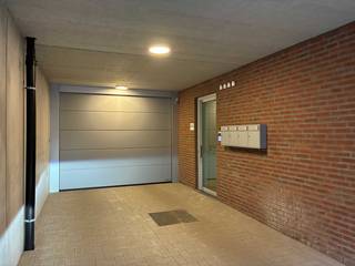 Ontdek dit nieuw, modern en ruim 2 slaapkamerapp.( 94.5 m²) met EPC-score A, gelegen op het 2e verdiep, op een uitzonderlijk rustige locatie, in centrum Deinze, met rechtstreekse doorsteek naar de Markt !<br />Dit instapklaar appartement biedt een hoog wooncomfort. <br />De grote en strategisch geplaatste ramen zorgen voor veel natuurlijk lichtinval. <br />Het terras van 11 m² is zuidwest gericht.<br /><br />Tal van restaurants, winkels, cultuur en het recreatiedomein Brielmeersen op wandelafstand. Verder geniet deze ligging van een uitstekende bereikbaarheid, zowel met het openbaar vervoer, fiets (Station Deinze op slechts 1,4 km), als met de wagen.<br /><br />Het appartement is uitgerust met de nieuwste technieken, waaronder warmtepomp, vloerverwarming en zonnepanelen. Volledig afgewerkt, geschilderd, dubbele gordijnrails, muggenramen en lichtarmaturen zijn voorzien. <br />De hoge plafonds zorgen voor ruimtegevoel.<br /><br />De leefruimte en volledig uitgeruste open keuken hebben een opp. van 39,5 m². <br />2 slaapkamers (21 m² en 11 m²). <br />Berging voor wasmachine en droogkast, ruime badkamer met douche en dubbele lavabo, apart toilet en een vestiaire/berging op het gelijkvloers. <br />Parkeerplaats inbegrepen, op afgesloten parking met automatische poort.<br />Gezamenlijke fietsenberging.<br />Voor vragen of een bezoek : neem telefonisch contact op via 0472 494 271, en vergelijk met andere panden !<br />