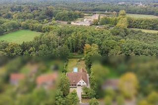 <p><span><strong><u>VILLA</u></strong></span></p>
<p><span><strong>NIVEAU -1<br /></strong>Kelder.</span><br /><span>Kruipkelder.</span></p>
<p><span><strong>NIVEAU 0<br /></strong>Inkomhal, voorzien van garderobe en afzonderlijk gastentoilet.</span><br /><span>Bureel.</span><br /><span>Leefruimte 80m², voorzien van gashaard.</span><br /><span>Keuken 25m², met toegang tot overdekt terras.</span><br /><span>Bijkeuken.</span><br /><span>Technische ruimte.</span><br /><span>Inpandige garage 45m².</span><br /><span>Naastliggende inpandige carport.</span><br /><span>Inpandige tuinberging.</span></p>
<p><span><strong>NIVEAU +1<br /></strong>Mezzanine.</span><br /><span>Nachthal.</span><br /><span>Hoofdslaapkamer 18m², met ensuite dressing en badkamer.</span><br /><span>2<sup>de</sup> slaapkamer 20m², met ensuite dressing en badkamer.</span><br /><span>3<sup>de</sup> slaapkamer 45m² (eenvoudig opsplitsbaar in 2 slaapkamers).</span><br /><span>Badkamer.</span></p>
<p><span><strong>NIVEAU +2<br /></strong>Polyvalente ruimte 55m². </span><br /><span>Zolder.</span></p>
<p><span><strong>BIJZONDERHEDEN<br /></strong>CV op gas, condensatieketel “Vaillant” + (nieuwe) vloerwarming in inkomhal, bureel en leefruimte. Lucht / lucht warmtepomp (warmen / koelen) in leefruimte en hoofdslaapkamer. 50 zonnepanelen (gemiddelde opbrengst van 12 MWh / jaar). Niko Home Control.</span></p>
<p><span><strong>BEWOONBARE OPPERVLAKTE<br /></strong><span>De vermelde "bewoonbare oppervlakte" is gebaseerd op de "bruikbare vloeroppervlakte" zoals vermeld in het EPC.</span><br /></span></p>
<p><span><strong><u>PERCEEL<br /></u></strong></span><span>Gelegen op een volledig omheind en prachtig aangelegd perceel.</span><br /><span>Voorzien van (middels warmtepomp verwarmd) zwembad (voorzien van lammelenafdekking).<br /><br /></span><span><span><strong>POSITIEVE PUNTEN<br /></strong></span>* Gelegen op een <strong>toplocatie </strong>(aanpalend het kasteel van Axel Vervoordt, in een doodlopende straat, in een groene en residentiële setting, nabij het centrum van 's-Gravenwezel,...).</span><br /><span>* In 2024 aan een update onderworpen en bijgevolg <strong>instapklare villa</strong> met <strong>EPC "A"-score.</strong> </span><br /><span>* Gelegen op een prachtig aangelegd en <strong>zuidwest </strong>georiënteerd <strong>perceel</strong>.</span></p>