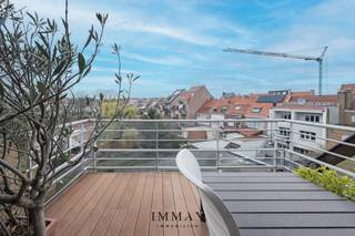 Ce spacieux appartement en duplex traversant est situé dans la Westkapellestraat, au cœur de Heist, et constitue l'opportunité idéale pour ceux...