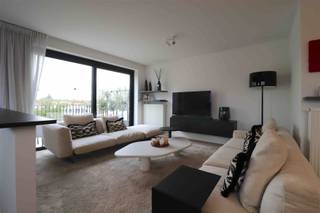 Hedendaags wonen op toplocatie te Antwerpen? Ontdek dit moderne appartement met 2 slaapkamers, groot terras en een schitterende lichtinval.Het...