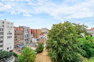 Brussels (Louise District) – Ideally located on the 4th floor at the rear of a quiet, well-maintained building—just steps from Avenue Louise and the Châtelain district, and close to all amenities (transport, shops, schools, restaurants, etc.)—We Invest offers this superb studio featuring a terrace and parking. The layout includes: an entrance hall with a built-in coat closet, a beautiful, bright living area opening onto a well-oriented terrace (South-West), a sleeping area (within the living room), an equipped kitchen, a bathroom with washing machine connections, a separate toilet, and a cellar. Secure parking space available (optional, at an additional cost of €25,000). Double glazing and compliant electrical system. EPC rating: D (no upgrades required to meet 2033 standards). Available upon signing the deed. A must-see! 02 217 22 91