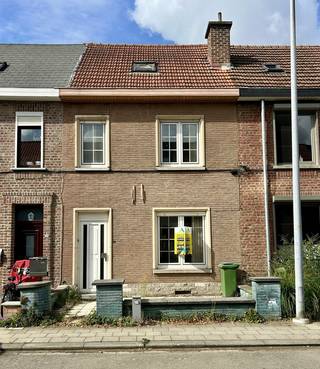 Op zoek naar een renovatieproject met potentieel op een uitstekende locatie? Deze rijwoning is gelegen in een rustige straat in Kessel-Lo, op korte afstand van Leuven en met een vlotte bereikbaarheid van winkels, scholen, openbaar vervoer en belangrijke invalswegen.<br />De woning dient volledig gerenoveerd te worden, maar biedt dankzij de indeling, de aangename tuin en de mogelijkheden tot uitbreiding een uitstekende basis voor wie op zoek is naar een woning die volledig naar eigen smaak kan worden ingericht.<br />Op het gelijkvloers beschikt de woning over een inkomhal met trap, een woon- en eetkamer, een polyvalente ruimte, een badkamer met toilet, een zithoek met toegang tot de tuin, een apart toilet en een keuken.<br />Op de eerste verdieping bevindt zich momenteel één slaapkamer. Mits de nodige structurele werken bestaat hier de mogelijkheid om een tweede en zelfs een derde slaapkamer te creëren.<br />De vaste trap naar de zolderverdieping leidt naar een ruime zolderkamer die zich uitstekend leent als grote slaapkamer of polyvalente ruimte.<br />Achteraan geniet de woning bovendien van een gezellig tuintje, een aangename extra troef in deze gegeerde omgeving.<br />Een interessante renovatiekans voor wie op zoek is naar een woning met karakter, mogelijkheden en een uitstekende ligging in Kessel-Lo.