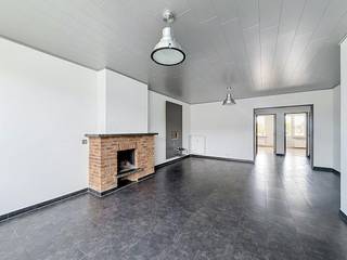 Vous recherchez un endroit confortable à Merksem ? Cet appartement lumineux situé au deuxième étage combine un emplacement central avec un aménagement élégant et tout le confort moderne. Situé sur la Lambrechtshoekenlaan, vous vivez ici à deux pas des commerces, des transports en commun et des routes d'accès.<br /><br />Aménagement du deuxième étage sans ascenseur :<br /><br />-Espace de vie et cuisine (40 m²) : salon spacieux et ouvert avec une cuisine entièrement équipée avec plaque à induction, four, réfrigérateur, congélateur, double évier et lave-vaisselle.<br />-Chambre 1 (15 m²) : chambre principale complète.<br />-Chambre 2 (8 m²) : idéale comme deuxième chambre, bureau ou dressing avec accès à la terrasse<br />-Salle de bain : équipée d'un combiné baignoire-douche, uniquement d'un meuble vasque et de raccords pour machine à laver et sèche-linge.<br />-WC séparés : Pratiquement séparés de la salle de bain.<br />-Rangement : espace de rangement supplémentaire pratique dans l'appartement.<br />-Terrasse (2,5 m²) : terrasse agréable pour se détendre à l'extérieur.<br />-Entreposage au sous-sol : espace de rangement privé supplémentaire au sous-sol.<br /><br />Détails :<br /><br />-Efficacité énergétique (EPC B)<br />-Rangement au sous-sol inclus<br />-Proche des transports en commun et des routes de Merksem<br />-Coût commun 145 euros par mois, chauffage et eau compris<br />-Disponible immédiatement