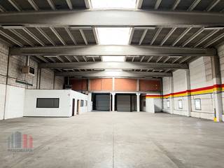 Fenomenaal gelegen bedrijfsgebouw bestaande uit 850 m² opslagruimte in combinatie met +/-150 m² kantoren uitbreidbaar tot 1.950 m² of 3.250 m²...