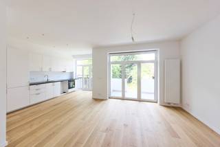 <p><span>Gelegen aan de rand van het regionale park Scheutbos in Anderlecht, op de gelijkvloers van een gebouw met 3 verdiepingen, bieden wij u dit prachtige, volledig gerenoveerde duplexappartement van 130 m² + tuin aan. Op de gelijkvloers: een grote woonkamer, eetkamer, volledig uitgeruste open keuken, een slaapkamer, apart toilet en toegang tot een prachtige tuin op het westen. In de onderverdieping: twee slaapkamers en een badkamer met bad, douche en toilet. Wasruimte. Kelder. EPC D. Elektriciteit conform. Dit pand zal u bekoren door de kwaliteit van de renovatie, de ideale ligging en de buitenruimte. Een absolute bezoek waard ! </span></p>