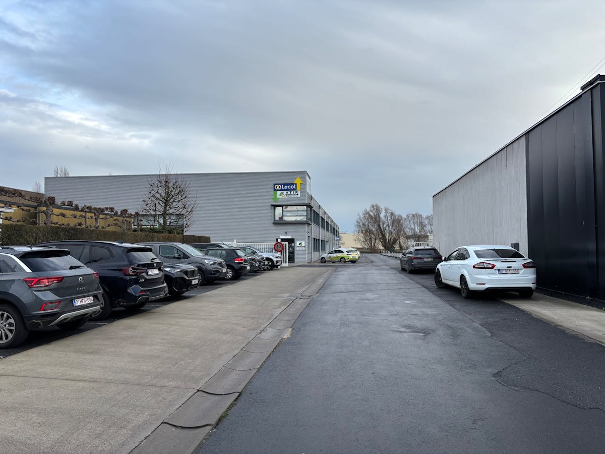 Entrepôt polyvalent/propriété commerciale d'environ 1 400 m² - photo 2