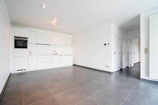 <p>Het appartement bestaat uit een inkomhall, een leefruimte met open keuken en gezellig terras, een badkamer met inloopdouche en toilet, een slaapkamer en een wasplaats.</p>
<p>Kelder en binnen staanplaats inbegrepen.</p>
<p>Lasten 70€ (onderhoud gemeenschappelijke delen, lift,..)<br /><br /></p>
<p></p>