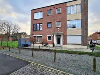 <p><span>SINT-NIKLAAS</span><span> - Op zoek naar een knus, instapklaar appartement te huur in Sint-Niklaas ? Dan is dit appartement misschien iets voor jou.</span></p><p><span> </span></p><p><span>De belangrijkste troeven in een notendop:</span></p><ul><li><span>Modern gerenoveerd</span></li><li><span>Goed gelegen in verkeersluwe straat</span></li><li><span>Op wandel- en fietsafstand van het centrum</span></li><li><span>Privéterras en gemeenschappelijk terras op het gelijkvloers</span></li><li><span>Geen algemene onkosten in het gebouw</span></li></ul><p><span> </span></p><p><span>Het is een appartement op de 1e verdieping en ingedeeld als volgt:</span></p><p><span>inkomhal, inbouwkeuken (met inductiekookplaat, dampkap, vaatwasser, grote ijskast, diepvriezer met schuiven), ruime berging (aansluiting wasmachine),</span></p><p><span>lichte leefruimte, 1 grote slaapkamer met balkon, ingerichte badkamer (douche, toilet en lavabomeubel).</span></p><p><span> </span></p><p><span>Dit appartementsgebouw heeft heel fijne bewoners die een gezamenlijk terras hebben en die daar ook veel gebruik van maken.</span></p><p><span>Parkeergelegenheid is er voldoende in de straat.</span></p><p><span> </span></p><p><span>Beschikbaar: </span><span>15/03/2026</span></p><p><span>HP</span><span>: 730 Euro  + 10 Euro algemene onkosten</span></p><p><span>EPC</span><span>: 281 </span></p><p><span> </span></p><p><span>Heb je interesse? Vraag dan snel je bezoek aan via onze website!</span></p><p><span> </span></p><p><span> </span></p><p><span> </span></p>