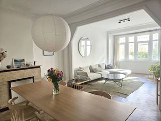 <p>Stijlvol tweeslaapkamerappartement in hartje Antwerpen</p><p>Op een toplocatie in het centrum van Antwerpen, vlak bij de Meir, de Groenplaats, de Wilde Zee en tal van winkels, restaurants en culturele hotspots, bevindt zich dit stijlvolle tweeslaapkamerappartement aan Meirbrug 2.</p><p>Bij het binnenkomen kom je terecht in de ruime inkomhal met ingebouwde vestiairekast. Rechts bevindt zich de keuken, met aansluitend een terras/praktische buitenberging voorzien van aansluiting voor wasmachine en droogkast. Vanuit de inkomhal is ook het aparte toilet bereikbaar.</p><p>Links opent het appartement zich naar een ruime en lichte leefruimte, afgewerkt met een karaktervolle visgraatparketvloer. Vanuit de leefruimte heb je rechtstreeks toegang tot beide slaapkamers.</p><p>De grootste slaapkamer beschikt over een en-suitebadkamer met ruime inloopdouche en dubbele lavabo. De tweede slaapkamer is ideaal als extra slaapkamer, kinderkamer of bureau.</p><p>De combinatie van de ruime leefruimte, warme parketvloer en praktische indeling maakt dit tot een ideaal stadsappartement. Een bijkomend pluspunt is dat het appartement bereikbaar is via een lift en dat er in het gebouw een fietsenberging aanwezig is.</p><p>Winkels, restaurants, openbaar vervoer, cultuur en het historische centrum bevinden zich allemaal op wandelafstand. Ideaal voor wie comfortabel en centraal wil wonen in hartje Antwerpen.</p>