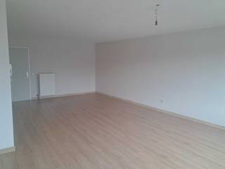 Zeer ruim 101 m² volledig gerenoveerd Appartement met een zeer gunstige EPC B, gelegen in een zeer rustige blok van 6 wooneenheden allemaal bewoont door eigenaars. Gelegen op 2de verdiep, bestaande uit Inkomhal met gasten toilet, woonkamer 32m², keuken, nachthall, berging, badkamer, twee ruime volwaardige slaapkamers, klein terras met berghok, achteraan ruime speelweide voor kinderen. Volledig instap klaar gemaakt geen schilderwerken meer nodig, ideaal als belegging, starters of gezin met kinderen.