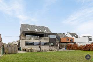 Voor meer info van deze woning of een gratis waardebepaling van je eigen woning: 016 199 340 of jordi.broes@homixx.be.<br />Voor een volledige fotoreeks en volledige tekst: www.homixx.be<br /><br />Luxueuze BEN-woning met handelspand en zorgwoning in OLV-Waver van 2014 met 3 verschillende ingangen.<br />Deze eigendom combineert een high-end woonst met een veelzijdig handelspand en zorgwoning en is gelegen op een perceel van 9a 19ca. Met een indrukwekkende bew opp van 468 m² en een verfijnde afwerking biedt deze woning een uniek en duurzaam leefcomfort.<br />Ruime inkomhal met gastentoilet, vestiaire en video-/parlofoon.<br />Handelspand met alle mogelijkheden voor professioneel gebruik.<br />High-end Mortex keuken, volledig uitgerust met Siemens-toestellen.<br />Royale living en grote raampartijen voor een overvloed aan lichtinval.<br />Bureau-/speelruimte met directe toegang tot de living.<br />Berging/wasplaats met praktische opbergruimte.<br />Regenwaterput (10.000 liter) aangesloten op 2 toiletten.<br />3 ruime slaapkamers (mogelijkheid tot 5).<br />Master bedroom met dressing en en-suite badkamer.<br />3 badkamers, 1 op elk verdiep en in totaal 5 toiletten.<br />Volledig afgewerkte en geïsoleerde zolderruimte ideaal als extra leefruimte, hobbykamer of gastenverblijf.<br />Grote tuin met meerdere terrassen, ideaal voor ontspanning en buitenactiviteiten.<br />6 buitenparkings, perfect voor zowel privé- als professioneel gebruik.<br />Ventilatiesysteem C+ EVO.<br />Gescheiden riolering voor regen- en afvalwater.<br />Verwarming via een ATAG condensatieketel (2013) en vloerverwarming voor maximaal comfort.<br />2 zonneboilers en zonnepanelen (2013) maken de woning bijzonder energiezuinig.<br />Aluminium ramen met driedubbel HR-glas.<br />Uitstekende EPC-score: E50 (78 kWh).<br />Volledig en top geïsoleerd (vloer, muren, dak).<br />Elektriciteit conform en asbestveilig.<br />Gelegen op een strategische locatie biedt deze ruime woning een ideale combinatie van rust en bereikbaarheid. <br />Deze eigendom is perfect voor ondernemers of gezinnen die een thuis met professionele mogelijkheden zoeken.