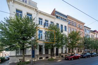 Ontdek dit uitzonderlijke, volledig bemeubelde appartement op de 1ste verdieping van De Vrièrestraat 29, in het hart van het prestigieuze...