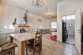 Bienvenue dans cette agréable maison située au 46A Hoog-Kallostraat, au cœur de Kallo, un village paisible entre Scheldepolders et Waaslandhaven, avec une école, des commerces et les transports en commun à quelques minutes à pied.<br /><br />Ici, vous profitez du meilleur des deux mondes : le charme du village et l'accessibilité aisée via les autoroutes E34 et E17 vers Anvers, Beveren et Gand.<br /><br />Au rez-de-chaussée, un salon spacieux et lumineux vous accueille dans une ambiance chaleureuse. La cuisine équipée s'y intègre parfaitement, idéale pour des dîners conviviaux. La salle de bains est équipée d'une baignoire, d'un lavabo et de toilettes.<br /><br />Le premier étage offre deux chambres spacieuses, tandis que le grenier aménagé forme une troisième pièce spacieuse, parfaite comme chambre principale, bureau ou salle de loisirs.<br /><br />À l'arrière, vous trouverez une cour agréable, où vous pourrez profiter du grand air en toute tranquillité.<br /><br />Cette maison combine emplacement et accessibilité, ce qui en fait un choix judicieux pour les jeunes familles, les professionnels du port ou les investisseurs.<br /><br />Découvrez la vie villageoise de Kallo, avec son fort, ses digues et la nature de l'Escaut à proximité, et découvrez à quel point il peut être agréable de vivre juste à l'extérieur de la ville.<br /><br />Demandez dès aujourd'hui votre visite à Nick au 0472/78.57.67 ou via notre formulaire de contact, et nous vous contacterons dans les plus brefs délais.