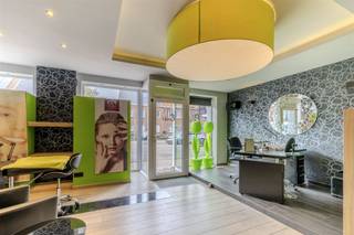 Ontdek deze instapklare winkelruimte / praktijkruimte van circa 50m²; 35m² op begane grond, boven is een ruimte van 15m². Gelegen aan een...