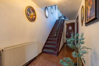 TE KOOP IN OOSTAKKERDeze op te frissen woning is gelegen in een doodlopende straat vlakbij het centrum van Oostakker en heeft een vlotte verbinding...