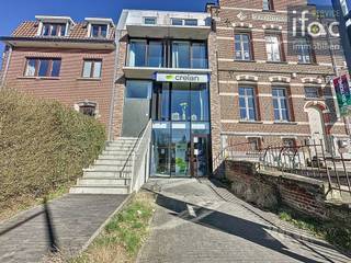 Maison moderne avec 4 grandes chambres, jardin et espace (commercial) au rez-de-chaussée, située à Vossem, à proximité de St. Paul's Primary School...