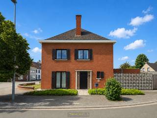 <strong>VERZORGDE HOEKWONING</strong> met <strong>VRIJSTAANDE GARAGE</strong> en <strong>TUIN</strong>. De woning is voorzien van <strong>DAKISOLATIE</strong> en <strong>CENTRALE VERWARMING OP AARDGAS</strong>, waardoor er <strong>GEEN RENOVATIEPLICHT</strong> van toepassing is. Deze goed onderhouden en ideale <strong>GEZINSWONING</strong> beschikt over een lichtrijke leefruimte, keuken met eetplaats, badkamer en <strong>DRIE VOLWAARDIGE SLAAPKAMERS</strong>. De <strong>RUIME ZOLDER</strong> biedt <strong>UITBREIDINGSMOGELIJKHEDEN</strong> voor wie extra kamers wenst te creëren. Dankzij de <strong>BERGING</strong> en <strong>APARTE GARAGE</strong> is er voldoende bergruimte aanwezig. De <strong>ONDERHOUDSVRIENDELIJKE TUIN</strong> maakt het geheel compleet. Gelegen in Eine, op <strong>KORTE AFSTAND</strong> van de <strong>N60 (RONSE-GENT)</strong>, winkels, scholen en het <strong>CENTRUM VAN OUDENAARDE</strong>, geniet u van een <strong>VLOTTE BEREIKBAARHEID</strong> en alle dagelijkse voorzieningen in de nabije omgeving.<br /><br />Onmiddellijk beschikbaar! <br /><br />Adres: Pater Ruyffelaertstraat 29 te Eine (Oudenaarde)<br /><br />Geen renovatieplicht; P-score: A, G-score: A; Bestuursmaatregelen in maatregelenregister: neen; Vrij bij akte.