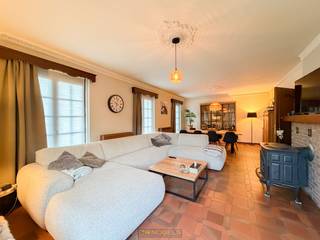 RUIME OPEN BEBOUWING met een BEWOONBARE OPPERVLAKTE van ca. 275 m², gelegen op een STRATEGISCHE en VLOT BEREIKBARE LOCATIE te Merelbeke. Dankzij...