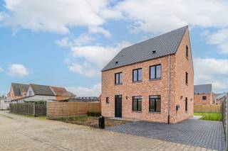 Deze prachtige energiezuinige woning combineert moderne en charmante elementen op een uitzonderlijk rustige locatie.Bij binnenkomst word je...