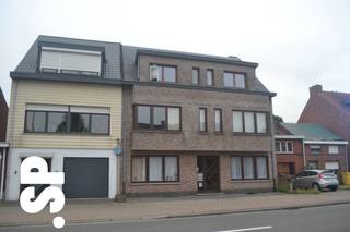 Centraal gelegen gezellig gerenoveerd appartement bestaande uit inkomhall, leefruimte met toegang naar een ruim terras, ingerichte keuken, berging, slaapkamer en badkamer. Carport <br />EPC: 343 kWh/m² . <br />Voor bijkomende inlichtingen kan u ons contacteren op het nummer 014/51.95.00.