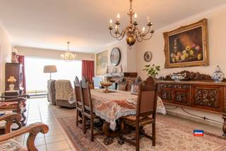 <p><span>HOBOKEN (CENTRUM) | ZEER VERZORGD APPARTEMENT MET DRIE SLAAPKAMERS, TERRAS EN GARAGEBOX | GELEGEN OP DE VIERDE VERDIEPING VAN GEBOUW MET LIFT | EPC C |</span></p><p><span>Indeling als volgt: inkomhal met gastentoilet - leefruimte - gesloten, geïnstalleerde keuken met extra berging - nette retro-badkamer met ligbad en dubbel lavabomeubel - drie slaapkamers - terrasje.</span></p><p><span>Het appartement wordt momenteel verhuurd aan een familielid van de eigenaars. </span></p><p><span>Maandelijkse kosten bedragen ca. 110 euro (minuterie, blokpolis, syndicus)</span></p><p><span>Alle nutsvoorzieningen zijn individueel.</span></p><p><span>Zeer centrale ligging, in het centrum van Hoboken, met marktplein, winkels en openbaar vervoer. Achteraan het gebouw bevindt zich een garagebox.</span></p>