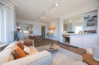 STANDINGVOL TWEE-SLAAPKAMER APPARTEMENT MET UITGESTREKT ZEEZICHT IN OOSTENDE<br />Gelegen op een absolute toplocatie, op de hoek van de Albert I-Promenade en de Kapucijnenstraat, bevindt zich dit ruime appartement in de standingvolle Residentie Paris. Vanuit de prachtige woonkamer met karaktervolle rotonde geniet u van een schitterend en uitgestrekt zicht over de zee, de strekdam en de kustlijn.<br />Het appartement omvat een ruime en lichtrijke woonkamer met panoramisch zeezicht, een open keuken, een afzonderlijk toilet met vestiaire, twee ruime slaapkamers en een badkamer.<br />Daarnaast beschikt de residentie over een privatieve kelder en een ruime gemeenschappelijke fietsenberging.<br />Een bijkomende troef is de mogelijkheid tot aankoop van een autostandplaats in het Europacentrum. Ook bestaat er de mogelijkheid om een autostandplaats in de nabije omgeving te huren.<br />Een uitzonderlijke ligging, prachtige vergezichten en ruime leefruimtes maken dit appartement tot een ideale vaste verblijfplaats of tweede verblijf aan zee.
<ul>
<li>Oppervlakte: 93m²</li>
<li>Standingvolle residentie met geen grote investeringen</li>
<li>Mogelijkheid tot huren of kopen autostandplaats</li>
<li>Positieve elektrische keuring</li>
<li>Mogelijkheid om vakantieverhuur te doen</li>
<li>EPC: 180</li>
</ul>