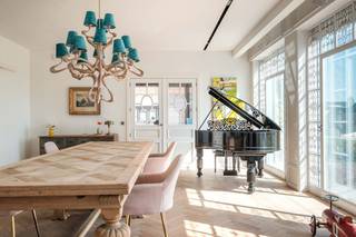 La villaCette villa rénovée datant de 1942 est située sur un terrain calme de 51 hectares. La maison dégage un charme classique associé à un...