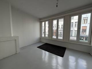 <p><span>Op zoek naar een gezellige studio op een toplocatie in Antwerpen? Deze studio op de tweede verdieping in een gebouw op de Oude Koornmarkt, midden in het bruisende historische stadscentrum combineert comfort met een uitstekende ligging. Gelieve alleen per mail te reageren - info@century21advieskantoor.be</span></p><p><span>Huurprijs: 850 + 100 vaste kosten.</span></p><p><span>De studio beschikt over een leefruimte met slaapgedeelte, een keuken en badkamer met douche en toilet.</span></p><p><span>Gelieve alleen per mail te reageren - info@century21advieskantoor.be</span></p>