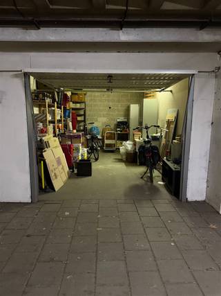 <p><span>Garagebox met elektrische poort</span></p><p><span>Deze garagebox is centraal gelegen en beschikt over een automatische poort met afstandsbediening.<br />Dit ondergrondse garagecomplex geeft toegang met badgesysteem en camerabewaking.<br /><br /><br />Afmetingen:<br />Diepte: 6m</span></p><p><span>Breedte: 3.5m</span></p><p><span>Hoogte: 2,02m (hoogte na de poort 2.60)</span></p>