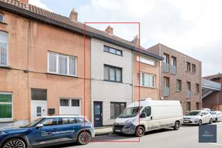 Deze woning heeft een oppervlakte van 123m² en is gelegen nabij het centrum van Gent.<br /><br />Via de inkomhal betreden we de ruime en lichtrijke leefruimte. Aansluitend bevinden zich de keuken de badkamer. met douche, wastafel en toilet. Er is ook een aansluiting om een wasmachine te plaatsen.<br /><br />Op zowel de eerste als de tweede verdieping zijn telkens 2 slaapkamers.<br /><br />De woning beschikt over een koer.<br />De elektrische installatie werd recent conform gekeurd.<br /><br />De woning is gelegen dichtbij verschillende restaurants, supermarkten, fitness, apotheek... Op fietsafstand van centrum Gent.<br /><br />Voor meer informatie -> xavier@makelaarshuys.be / 0468 31 17 51