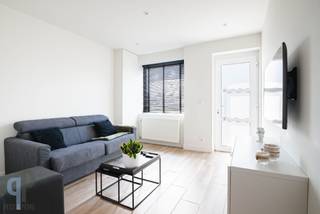 Breng een bezoek aan deze uiterst kwaliteitsvol verbouwde woning op een gunstige ligging te centrum Zottegem. Deze woning beschikt over een zitplaats, eetplaats met open keuken en een achterliggende badkamer met wasmeubel, toilet en inloopdouche. Op het verdiep zijn er 2 ruime slaapkamers en via een vaste trap bereiken we een zolderruimte. Verder beschikt deze woning over een droge kelder. De volledige benedenverdieping is duurzaam en kwaliteitsvol verbouwd. Verder zijn er overal nieuwe ramen (boven met automatische rolluiken) en nieuwe cv op aardgas. Ook de elektriciteit is totaal vernieuwd en beschikt over een conform keuringsattest! Ideale starterswoning of opbrengsteigendom. Voor meer inlichtingen of een bezoek, contacteer Veronique 0483/676579