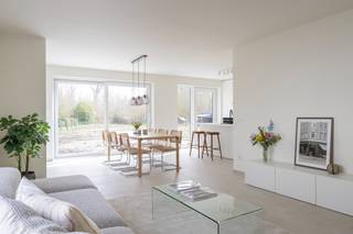 Op een rustige maar centrale ligging in Kampenhout bouwt Hectaar energiezuinige nieuwbouwwoningen die volledig gericht zijn op kwaliteit en comfort. Deze woningen onderscheiden zich door hun lichtrijke ruimtes, praktische indeling en duurzaamheid. Bovendien geniet u van een vlotte bereikbaarheid dankzij de nabijheid van invalswegen, winkels, scholen en openbaar vervoer.<br /><br />Lot 01 is de laatste beschikbare woning binnen dit project en zal afgewerkt worden inclusief laminaat op slaapkamers, schilderwerken, verlichting en tuinaanleg. De woning zal dus onmiddellijk bewoonbaar zijn!<br /><br /><strong>Indeling Lot 01;</strong>
<ul>
<li>Inkomhal met gastentoilet</li>
<li>Lichtrijke leefruimte met open keuken (47m²)</li>
<li>3 ruime slaapkamers (12,72m² - 12,48m² - 10,46m²)</li>
<li>Badkamer met ligbad, douche en dubbele lavabo</li>
<li>Nachthal met afzonderlijk toilet</li>
<li>Zolderruimte (30m²)</li>
</ul>
<strong>Troeven van de woning</strong>
<ul>
<li>Energiezuinig wonen, verwarming met warmtepomp;</li>
<li>Lichtrijke ruimtes;</li>
<li>Vloerverwarming op het gelijkvloers;</li>
<li>Zonnepanelen;</li>
<li>Regenwaterput van 7.500 liter aangesloten op toiletten/wasmachine/buitenkraan.</li>
</ul>
Bent u op zoek naar een energiezuinige nieuwbouwwoning?<br />Aarzel dan niet om contact met ons op te nemen voor meer informatie! Voor meer details over deze unieke woningen, ga naar www.hectaar.be<br /><br /><strong>Ontdek lot 01 tijdens het opendeurmoment op zondag 28 juni, van 13u tot 16u. Schrijf je in via: https://bit.ly/opendeur_28_juni</strong>